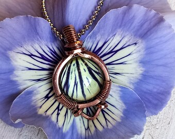 ciondolo di Violetta, Amuleto Botanico, ciondolo di fiore vero, gioiello di resina, gioiello con fiore, ciondolo naturale, ciondolo wire