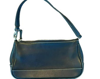 Vintage Coach Hampton 7785 Black Leather Shoulder Bag With White Stitching & Top Zipper Closure