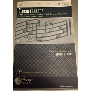 Pode incluir: Uma capa de partitura musical em preto e branco para a canção "Gloria Fanfare" de Jeffery L. Ames. A capa apresenta uma pauta musical com claves de sol e notas. O texto "SATB divisi Chorus, Keyboard, Treble Descant, 2 Trumpets (optional Brass and Percussion)" está impresso na capa.