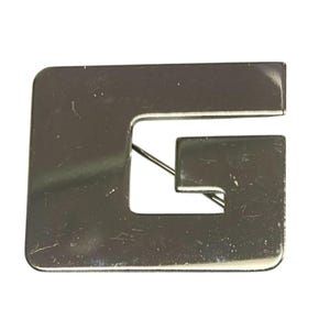 Broche vintage con inicial G en tono plateado