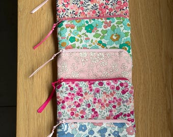 Piccola pochette realizzata a mano in tessuto Liberty.