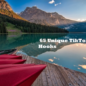 Puede incluir: Una vista panorámica de un lago con montañas en el fondo. Canoas rojas están atracadas en un muelle de madera. El texto "65 Unique TikTok Hooks" está superpuesto en la imagen.