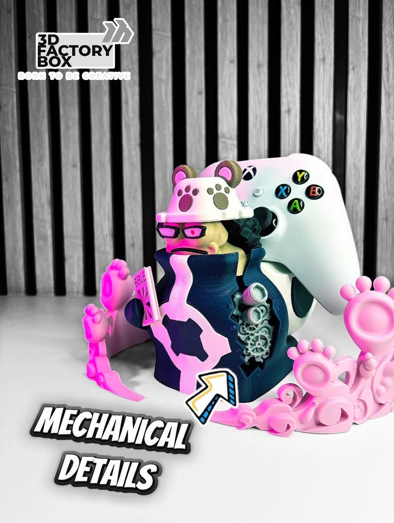 Puede incluir: Figura impresa en 3D con sombrero de oso, gafas y abrigo azul marino, sosteniendo un libro. La figura es rosa y azul, con un mando de Xbox blanco en el fondo. El texto "MECHANICAL DETAILS" es visible.