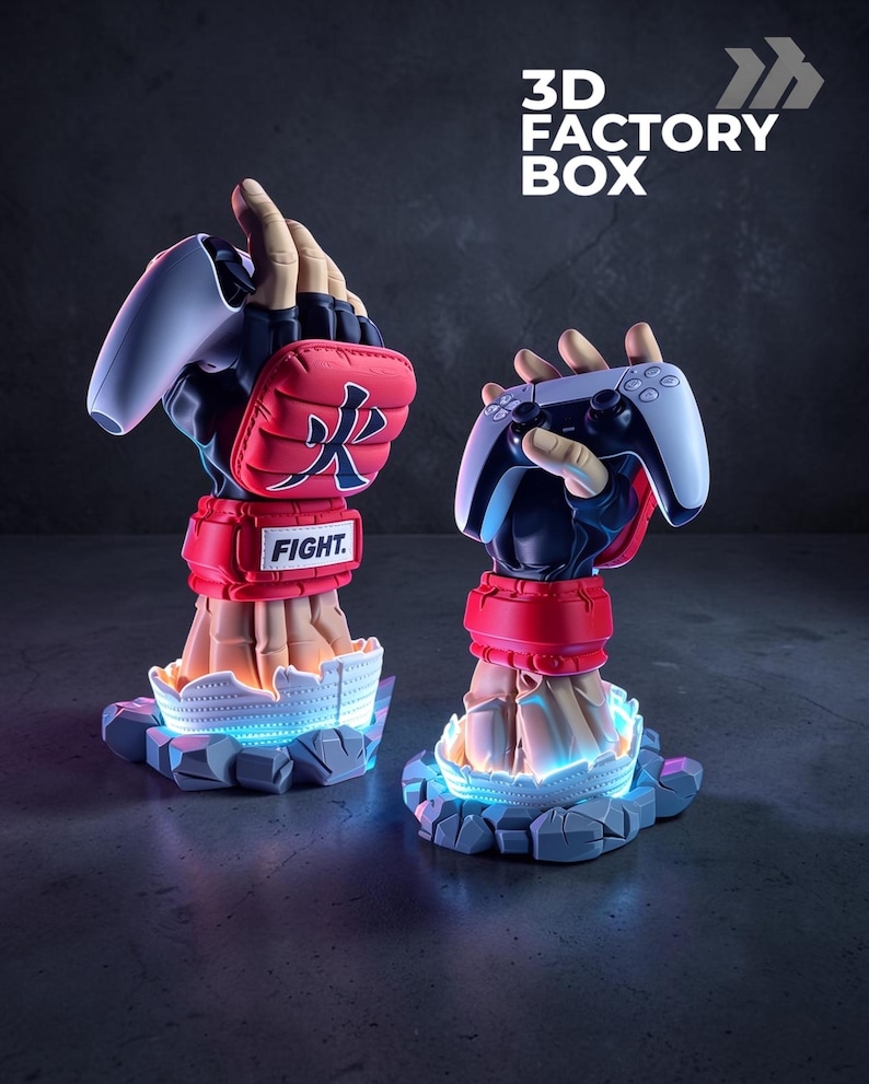 Puede incluir: Dos soportes escult&oacute;ricos con forma de manos que llevan guantes de artes marciales rojos y negros, cada uno sosteniendo un mando de videojuego blanco. Los guantes presentan el texto FIGHT y un s&iacute;mbolo kanji negro. Las bases son rocosas con luz azul.