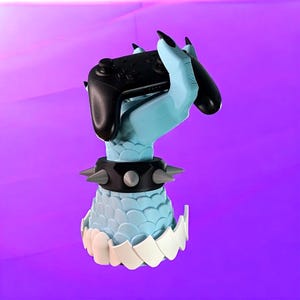 K&ouml;nnte beinhalten: Ein hellblauer, stilisierter Hand-Gaming-Controller-St&auml;nder. Die Hand hat lange schwarze Fingern&auml;gel und h&auml;lt einen schwarzen Controller. Der St&auml;nder hat ein schwarzes, mit Nieten besetztes Armband und eine strukturierte Basis mit wei&szlig;en Akzenten. Der Hintergrund ist ein lila Farbverlauf.