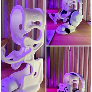 Peut inclure: Support blanc imprim&eacute; en 3D pour casque et manette. Le support maintient un casque JBL blanc et une manette Xbox blanche. Le support porte le texte "3D FACTORY BOX" sur le devant.
