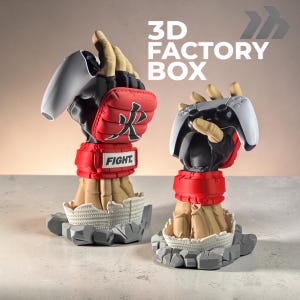 Könnte beinhalten: Zwei skulptierte Handfiguren, die aus einer felsigen Basis hervorgehen, tragen jeweils einen schwarz-roten fingerlosen Handschuh mit dem Text FIGHT und einem japanischen Schriftzeichen. Jede Hand hält einen weiß-schwarzen Videospiel-Controller. Der Text 3D FACTORY BOX ist sichtbar.