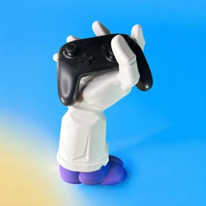 Puede incluir: Una figura de mano blanca sosteniendo un mando de videojuego negro. La mano lleva zapatos morados.
