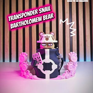 Puede incluir: Figura impresa en 3D de un personaje de la serie de anime One Piece. La figura es de Bartholomew Bear, un Caracol Transmisor, con sombrero blanco, gafas y una Biblia. La figura est&aacute; rodeada de huellas de patas rosas y tiene el texto "Transponder Snail Bartholomew Bear".