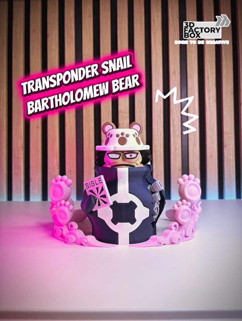 Puede incluir: Figura impresa en 3D de un personaje de la serie de anime One Piece. La figura es de Bartholomew Bear, un Caracol Transmisor, con sombrero blanco, gafas y una Biblia. La figura est&aacute; rodeada de huellas de patas rosas y tiene el texto "Transponder Snail Bartholomew Bear".