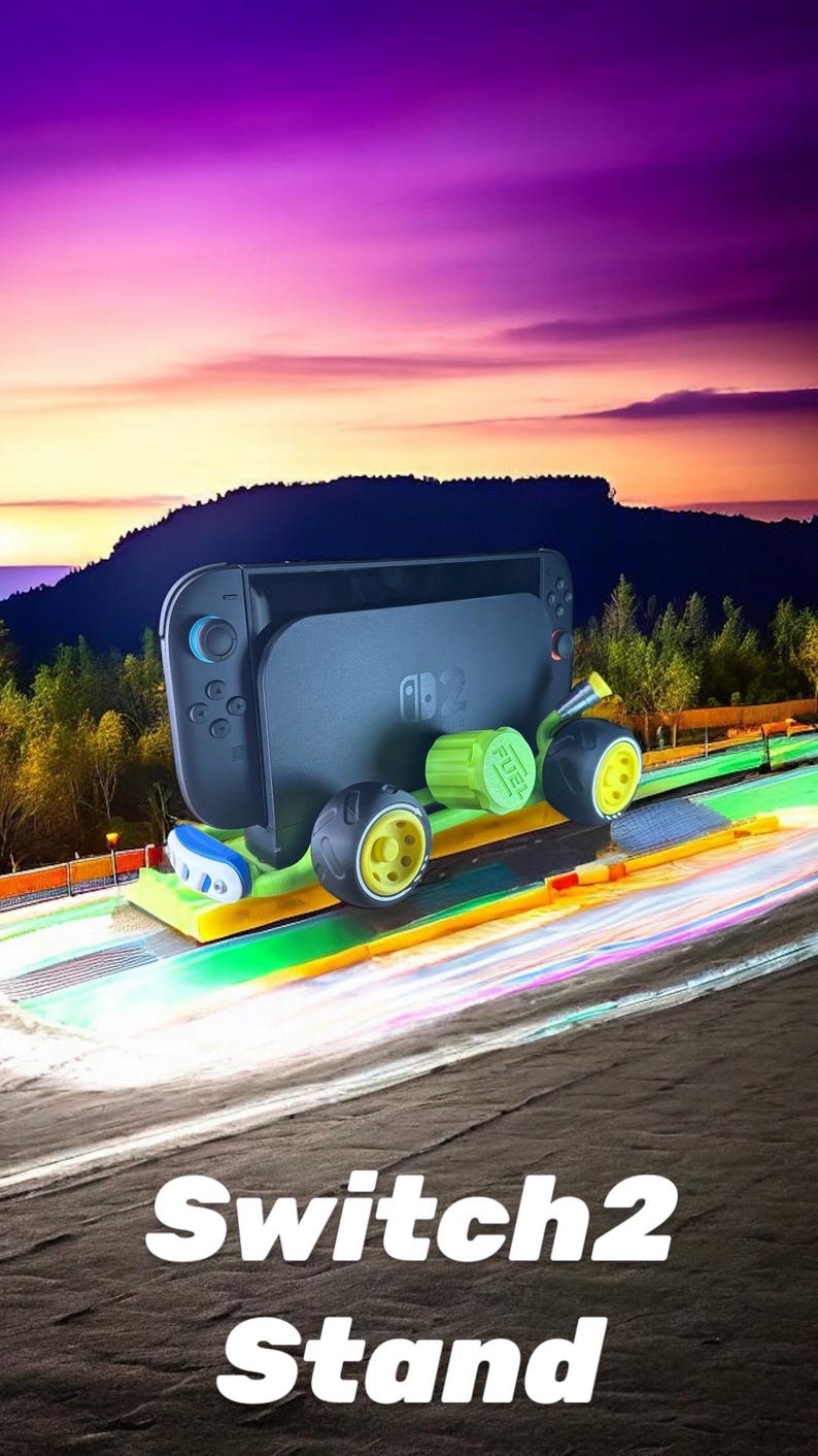 K&ouml;nnte beinhalten: Eine schwarze Nintendo Switch-Konsole, montiert auf einem gelb-gr&uuml;nen St&auml;nder mit R&auml;dern. Der St&auml;nder hat eine gr&uuml;ne Brennstoffzelle und der Text "Switch2 Stand" ist wei&szlig; dargestellt.