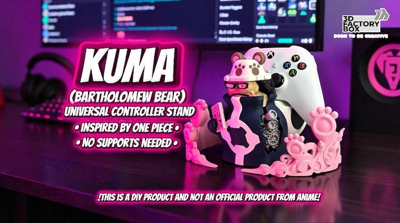 Puede incluir: Soporte universal para mando Kuma (Bartholomew Bear) rosa y azul marino. Inspirado en One Piece, presenta un dise&ntilde;o tem&aacute;tico de oso. Dise&ntilde;ado para sujetar un mando de juegos. El texto "KUMA" se muestra en blanco.