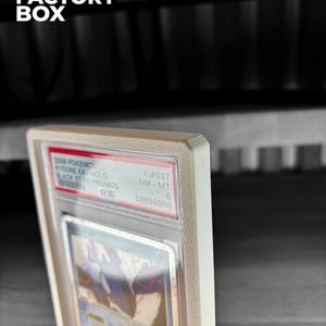 May include: A graded Pok&eacute;mon card in a protective case. The card features Kyogre EX-Hold from the 2006 Black Star Promos set. The case is labeled with the grade NM-MT 8 and the number 58886958. The text "3D FACTORY BOX" is visible in the upper left corner.