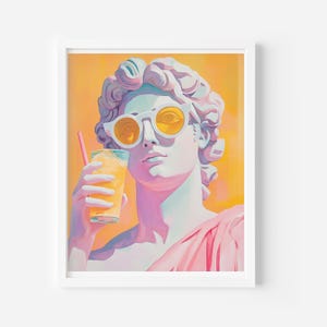 Könnte beinhalten: Eine weiße Marmorskulptur einer Person, die eine gelbe Sonnenbrille trägt und ein Glas Orangensaft hält. Die Skulptur ist vor einem gelben Hintergrund platziert.