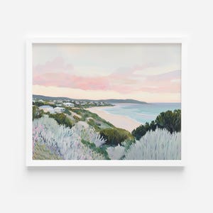 Könnte beinhalten: Ein Gemälde, das eine Küstenlandschaft mit einem Strand, dem Meer und Häusern in der Ferne zeigt. Der Himmel ist in sanftem Rosa und Blau gehalten, und der Vordergrund ist mit grünem und grauem Pinselstrich gefüllt.