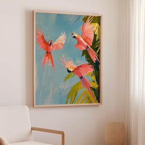 K&ouml;nnte beinhalten: Ein Gem&auml;lde mit drei rosa Papageien, die vor einem blauen Himmel und gr&uuml;nen Palmenbl&auml;ttern fliegen.