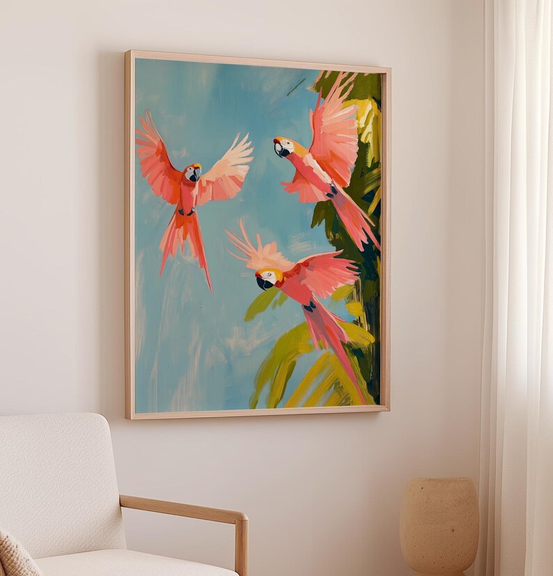 K&ouml;nnte beinhalten: Ein Gem&auml;lde mit drei rosa Papageien, die vor einem blauen Himmel und gr&uuml;nen Palmenbl&auml;ttern fliegen.