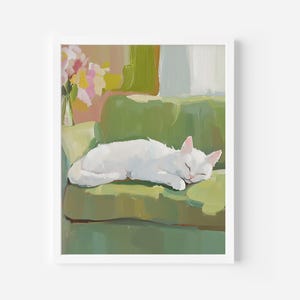 Pode incluir: Impressão artística emoldurada que retrata um gato branco dormindo em um sofá verde. A pintura tem um estilo suave e impressionista com pinceladas visíveis. Um vaso de flores rosa e amarelas está no fundo. A obra de arte é emoldurada em branco.