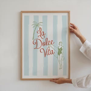 La Dolce Vita Druck, trendige Wandkunst, Küstendrucke, italienisches Zitat Typografie Art, digitaler Download, Retro Hausdekor, Surfer Strand Poster