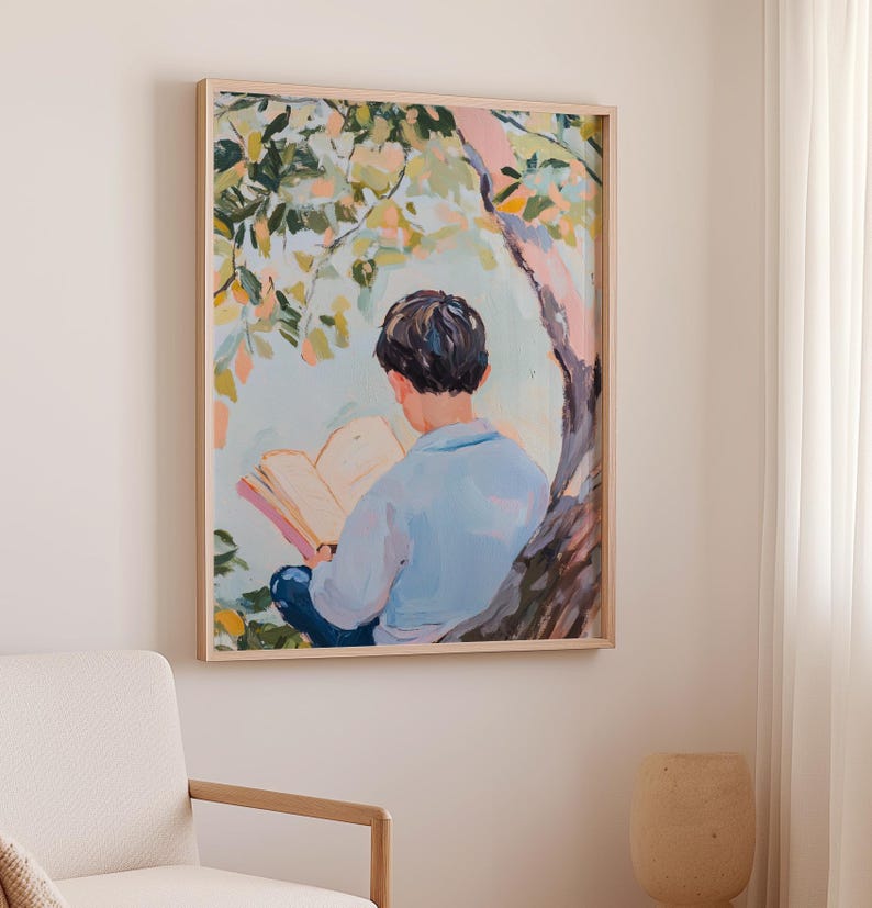 Puede incluir: Una pintura de una persona sentada bajo un &aacute;rbol y leyendo un libro. La persona lleva una camisa azul y tiene el pelo oscuro. El &aacute;rbol tiene hojas verdes y un tronco marr&oacute;n. El fondo es un cielo azul claro.
