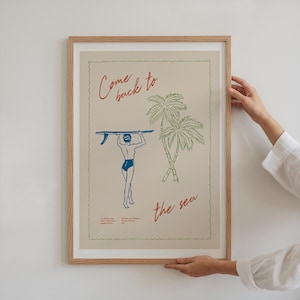 Könnte beinhalten: Gerahmter Kunstdruck mit einer Retro-Illustration. Dargestellt ist eine Person im Badeanzug mit Surfbrett, Palmen und dem Text "Come back to the sea" in Rot und Grün. Der Hintergrund ist beige, im Holzrahmen.