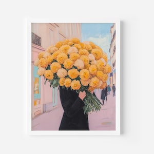 Könnte beinhalten: Eine Person geht eine Stadtstraße entlang und trägt einen großen Strauß gelber und weißer Blumen. Die Blumen bedecken das Gesicht der Person.