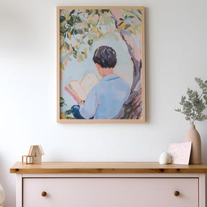 Puede incluir: Una pintura de una persona sentada bajo un &aacute;rbol y leyendo un libro. La persona lleva una camisa azul y tiene el pelo casta&ntilde;o. El &aacute;rbol tiene hojas verdes y un tronco marr&oacute;n. El fondo es un cielo azul claro.
