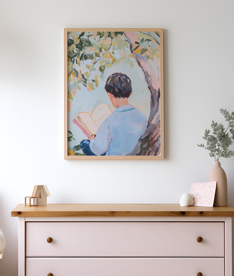 Puede incluir: Una pintura de una persona sentada bajo un &aacute;rbol y leyendo un libro. La persona lleva una camisa azul y tiene el pelo casta&ntilde;o. El &aacute;rbol tiene hojas verdes y un tronco marr&oacute;n. El fondo es un cielo azul claro.