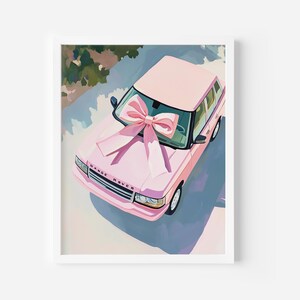 Puede incluir: Un SUV Range Rover rosa con un gran lazo rosa en el capó. El coche está aparcado en una superficie pavimentada.