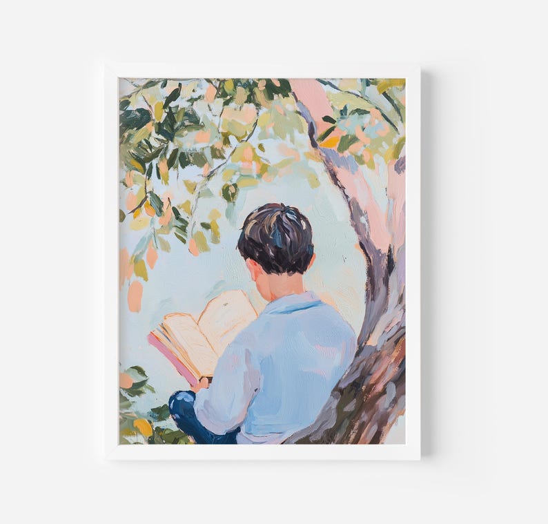 Puede incluir: Una pintura de una persona sentada en un &aacute;rbol leyendo un libro. La persona lleva una camisa azul y tiene el pelo corto y casta&ntilde;o. El &aacute;rbol es verde y tiene un fondo azul claro.