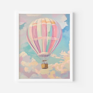 Puede incluir: Un globo aerostático de color rosa pastel, blanco y azul flota en un cielo con nubes esponjosas. El globo tiene un patrón a cuadros y una cesta de mimbre.