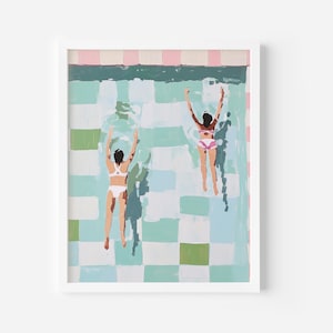 Puede incluir: Dos personas en trajes de baño blancos flotan de espaldas en una piscina con un patrón de cuadros de azulejos azul claro y verde.