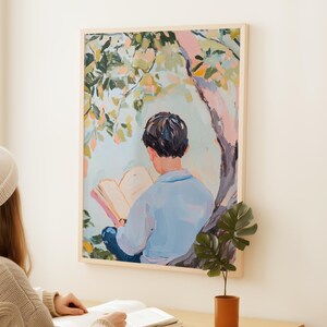 Puede incluir: Una pintura de una persona sentada bajo un &aacute;rbol y leyendo un libro. La persona lleva una camisa azul y tiene el pelo casta&ntilde;o. El &aacute;rbol tiene hojas verdes y un tronco rosa claro. El fondo es un cielo azul claro.