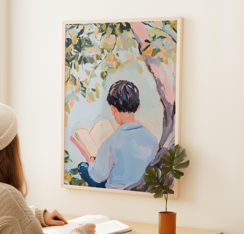 Puede incluir: Una pintura de una persona sentada bajo un &aacute;rbol y leyendo un libro. La persona lleva una camisa azul y tiene el pelo casta&ntilde;o. El &aacute;rbol tiene hojas verdes y un tronco rosa claro. El fondo es un cielo azul claro.