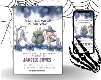 Puede incluir: Una invitación de baby shower con el texto A LITTLE WITCH IS BREWING, una ilustración en acuarela de un murciélago, un caldero, una bruja y un gato, con los detalles del evento para Janelle Jones el 15 de octubre, junto a un smartphone con el diseño.