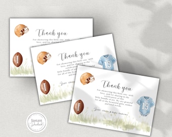 Op de afbeelding: Drie bedankkaartjes met aquarel illustraties van voetballen en een baby-romper met nummer 19 erop. De tekst op de kaartjes luidt: "Bedankt voor het verwennen van deze kleine met zoveel liefde, en voor het delen in de viering van deze kleine bundel vreugde. We zijn dankbaar voor al de mooie cadeaus, wensen en vriendelijke woorden. Liefs Olivia & Baby Andrew's"