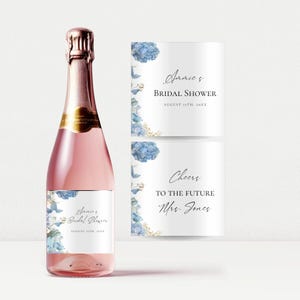 Könnte beinhalten: Blaue und weiße florale Brautdusche-Flaschenetiketten mit dem Text "Annas Bridal Shower August 15th, 20XX" und "Cheers to the Future Mrs. Jones".