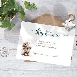 Modello modificabile per biglietto di ringraziamento per baby shower con tema cowgirl, stivali rosa e floreali, biglietto di auguri piatto stampabile per bambina, scaricabile D001