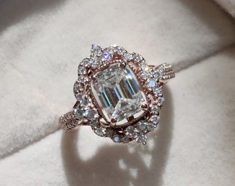 Anello di fidanzamento in stile vittoriano con moissanite taglio smeraldo da 1,55 ct, anello di promessa in oro rosa massiccio 14k con montatura Art Déco Milgrain, regalo di proposta Halo