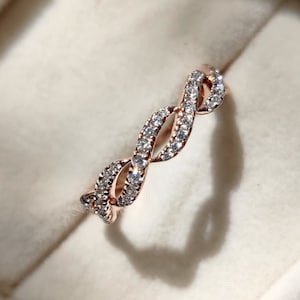 0.50カラット ラウンドカット 無色 ツイスト 結婚指輪 インフィニティ ハーフエタニティ 重ね付け可能 プロポーズバンド マイクロパヴェ エンゲージメントブライダルバンド 女性用