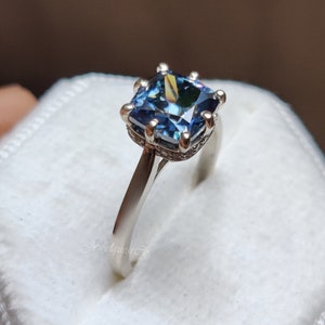 Bague de fiançailles en moissanite taille coussin bleue de 2,25 carats, bague de fiançailles art déco en or blanc avec halo caché et délicat cadeau d'anniversaire pour femme