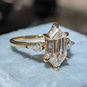 Anillo de bodas de oro de 14 quilates con moissanita de tres piedras y corte escalonado de 2,30 quilates. Lujoso regalo de cumpleaños personalizado para ella.