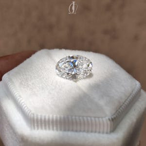 High-quality studio photograph of a loose oval cut lab-grown diamond showing pristine transparency and expert faceting. Its sophisticated elongated shape offers both brilliance and graceful symmetry. Created sustainably in a laboratory environment, this ethical and conflict-free diamond mirrors the beauty of natural gems without environmental harm. A perfect centerpiece for engagement rings, necklaces, or earrings, symbolizing purity, love, responsibility in contemporary jewelry craftsmanship