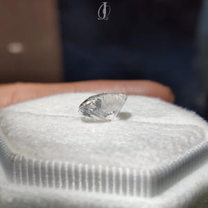 This close-up image highlights the elongated oval shape and exceptional luster of the lab-grown diamond. Suitable for engagement rings, anniversary jewelry, and heirloom redesigns.