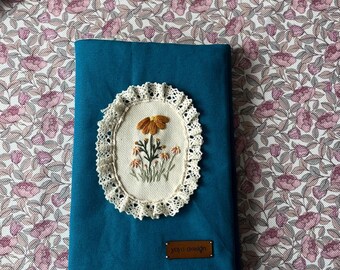 Broderat blombokomslag: Personligt bokomslag