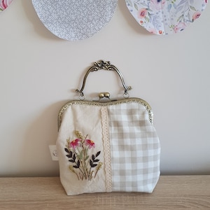 ハンドメイドの花柄刺繍入りブルーバッグ - 刺繍入り
