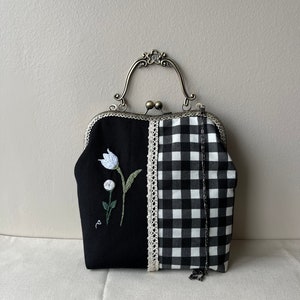 Handmade Flower Embroidered Crossbody Bag: Vintage Clasp Clutch