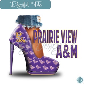 Puede incluir: Zapatilla de tacón alto de color morado con un logotipo "PVAM" blanco y dorado repetido en la zapatilla. El texto "Prairie View A&M" está escrito en letras doradas sobre un fondo blanco.