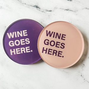 Wine Goes Here Acryl 4 inch Coaster - Salontafel, Bar Cart of Desk Accessoire, Verjaardag, Hostess Gift, Home Decor