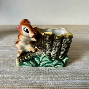 Small vintage ceramic pot in the shape of a basket and its decorative figurine in the shape of a squirrel - 1980s empty pocket and its figurine.